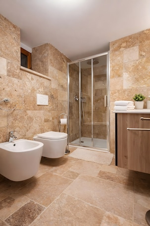Shower, hair dryer, towels. Apartment 'Zenna - Arco Pronti' with Mountain View, Wi-Fi and Air Conditioning