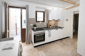Une cuisine moderne dotée d’un four encastré, d’un évier et d’un plan de travail.