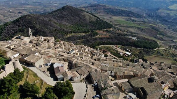Aerial view - Apartment 'Tena - Arco Pronti' with Mountain View, Wi-Fi and Air Conditioning (Sant'Agata di Puglia)