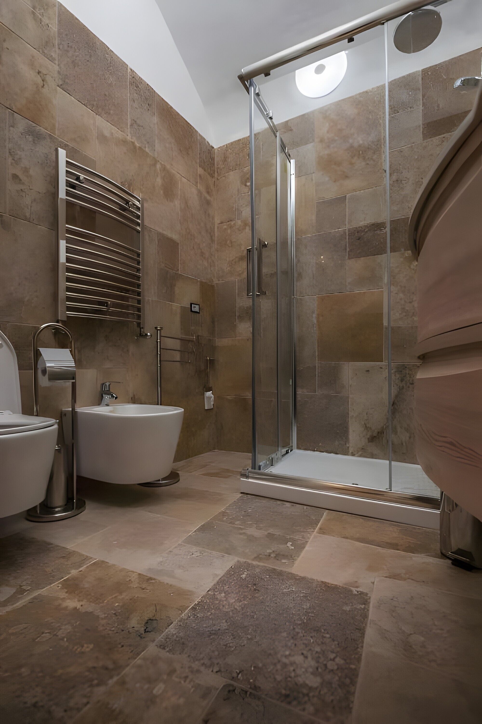 Dusj, hårføner og håndklær