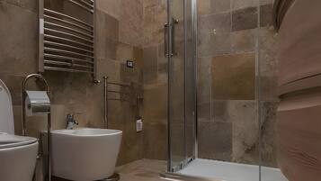 Dusj, hårføner og håndklær