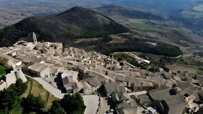 Aerial view - Apartment 'Tena - Arco Pronti' with Mountain View, Wi-Fi and Air Conditioning (Sant'Agata di Puglia)