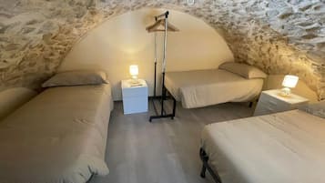 1 habitación, tabla de planchar con plancha, wifi gratis y ropa de cama