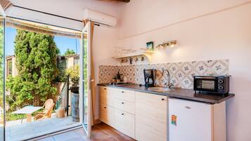Fridge, oven, stovetop, coffee/tea maker