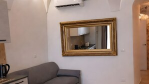 A modern kitchen with a dining area, white walls, and an arched ceiling. - Apartment 'Cafuorchie - Arco Pronti' with Mountain View, Wi-Fi and Air Conditioning (Sant'Agata di Puglia)
