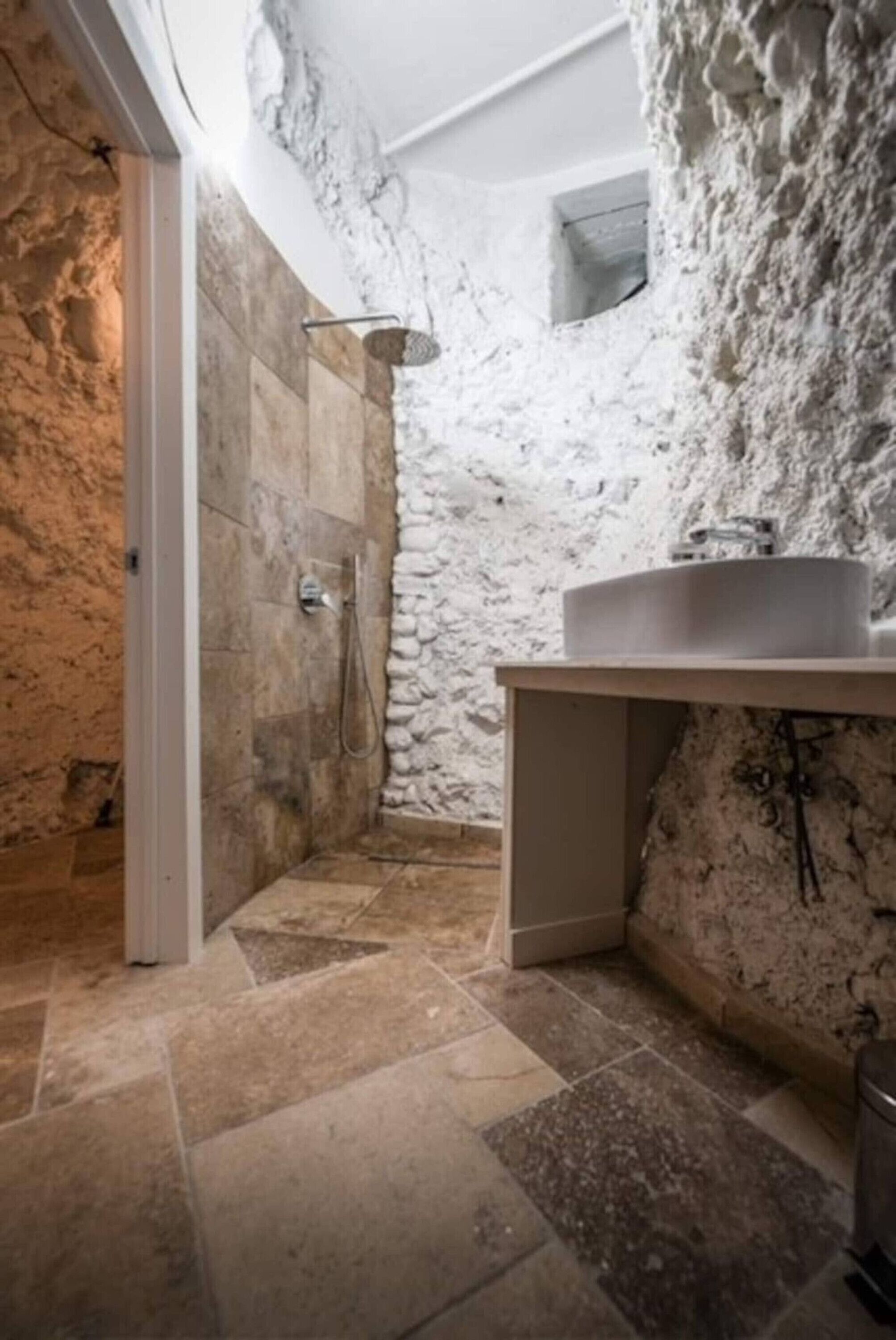 シャワー、ヘアドライヤー、タオル