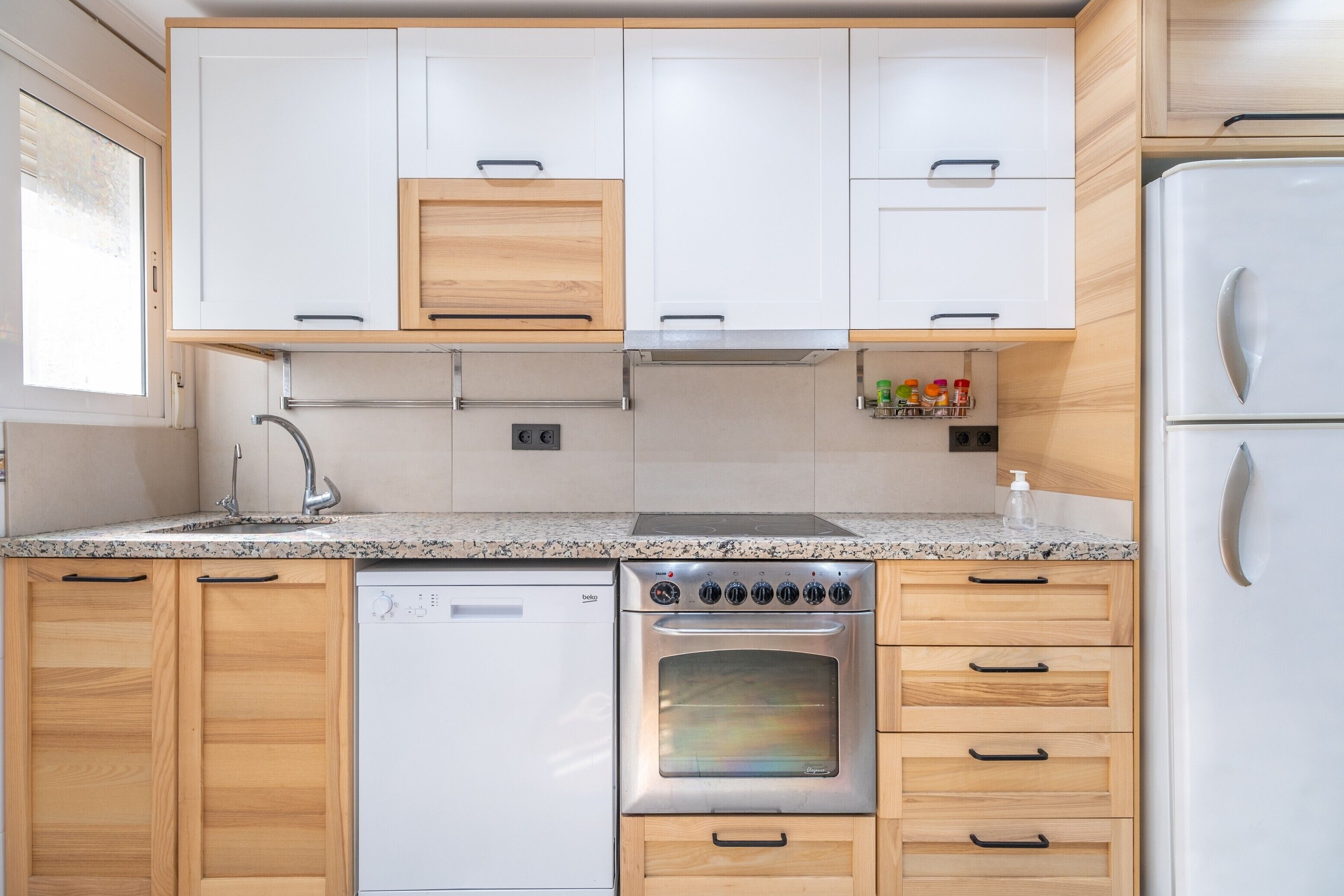 Kylskåp, mikrovågsugn, ugn och spishäll