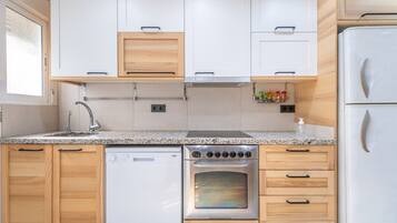 Een koelkast, een magnetron, een oven, een kookplaat