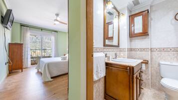 Bathtub, free toiletries, hair dryer, towels