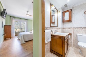 Baignoire, articles de toilette gratuits, sèche-cheveux