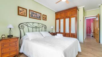 3 quartos, ferros/tábuas de passar roupa, Wi-Fi de cortesia