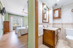 Banheira, produtos de toalete grátis, secador de cabelo 