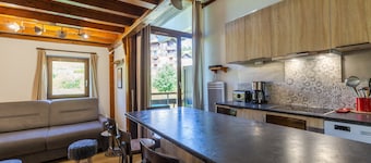 Manigod Merdassier Apartment 8 Guests, Shared Pool & Wi-Fi