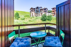 Property grounds - Manigod Merdassier Apartment 8 guests, shared pool & Wi-Fi (Manigod)