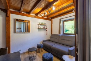 TV - Manigod Merdassier Apartment 8 guests, shared pool & Wi-Fi (Manigod)