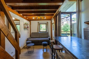 Interior - Manigod Merdassier Apartment 8 guests, shared pool & Wi-Fi (Manigod)