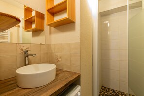 Shower, hair dryer - Manigod Merdassier Apartment 8 guests, shared pool & Wi-Fi (Manigod)