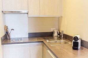 Kylskåp, ugn, diskmaskin och kaffe- och tebryggare