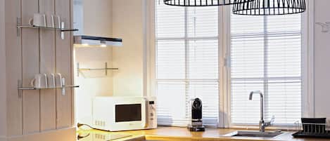 Réfrigérateur, four à micro-ondes, un four, lave-vaisselle