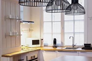 Kjøleskap, mikrobølgeovn, ovn og oppvaskmaskin