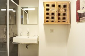 Douche, sèche-cheveux, serviettes fournies
