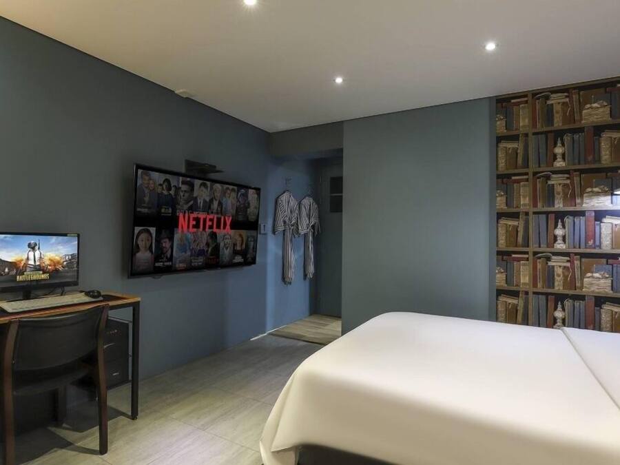 Escritorio, wifi gratis, decoración personalizada y muebles diferentes