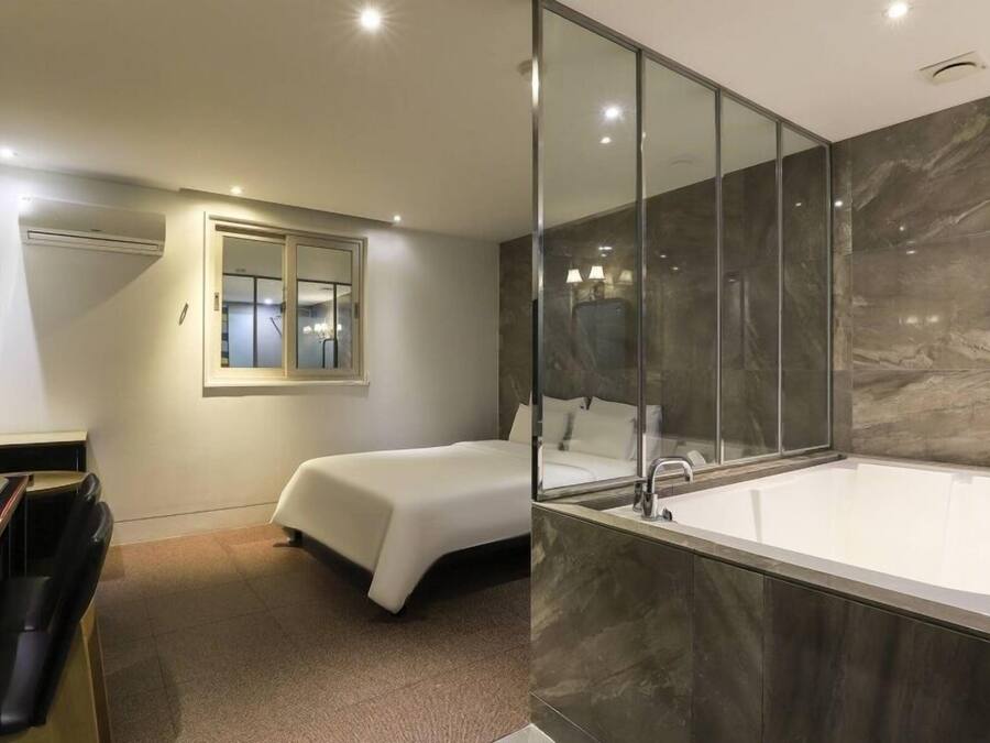 VIP | Individually decorated, individually furnished, desk, free WiFi