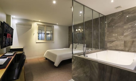 VIP | Individually decorated, individually furnished, desk, free WiFi