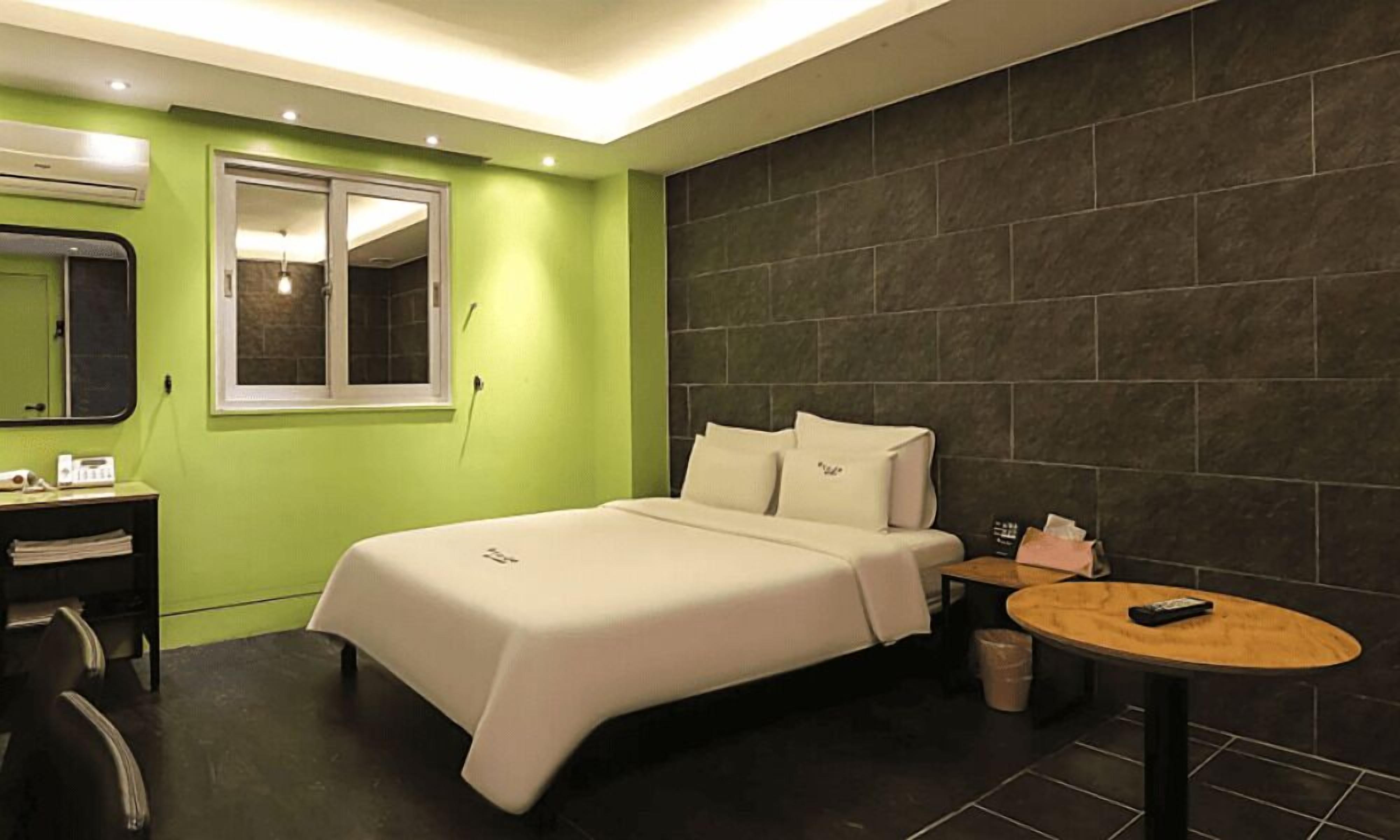 Decoración personalizada, muebles diferentes, escritorio y wifi gratis 