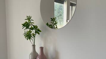 Douche, sĂšche-cheveux, bidet, serviettes fournies