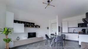 A modern living room with a dining area, a kitchen, and a staircase. - TaMo Lovely apartment (Fisciano)