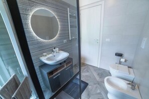 Dusche, Haartrockner, Bidet, Handtücher