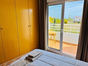 2 bedrooms, WiFi, bed sheets - Casita Rabdells Olivanova (Oliva)
