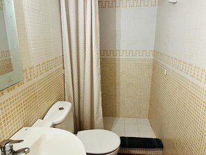 Douche, sĂšche-cheveux, serviettes fournies, savon