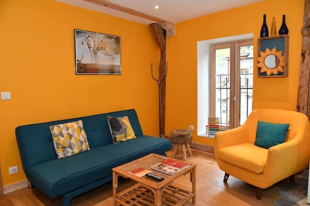 Eco-friendly apartment in a 15th century building, heart of Conflans