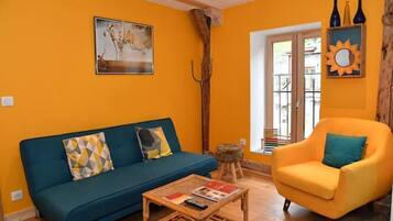 Een televisie en boeken