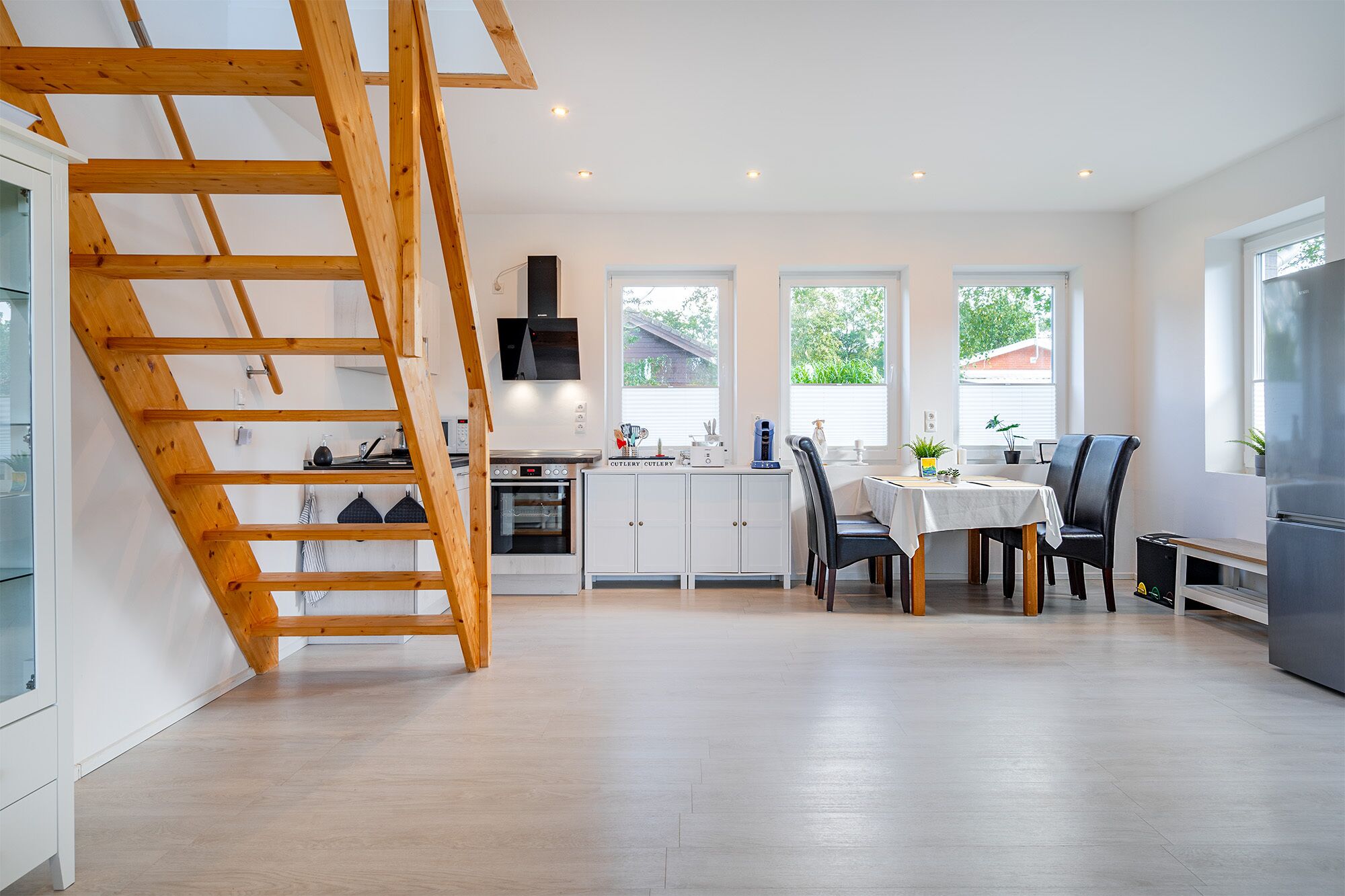 Kühlschrank, Mikrowelle, Herdplatte, Geschirrspüler