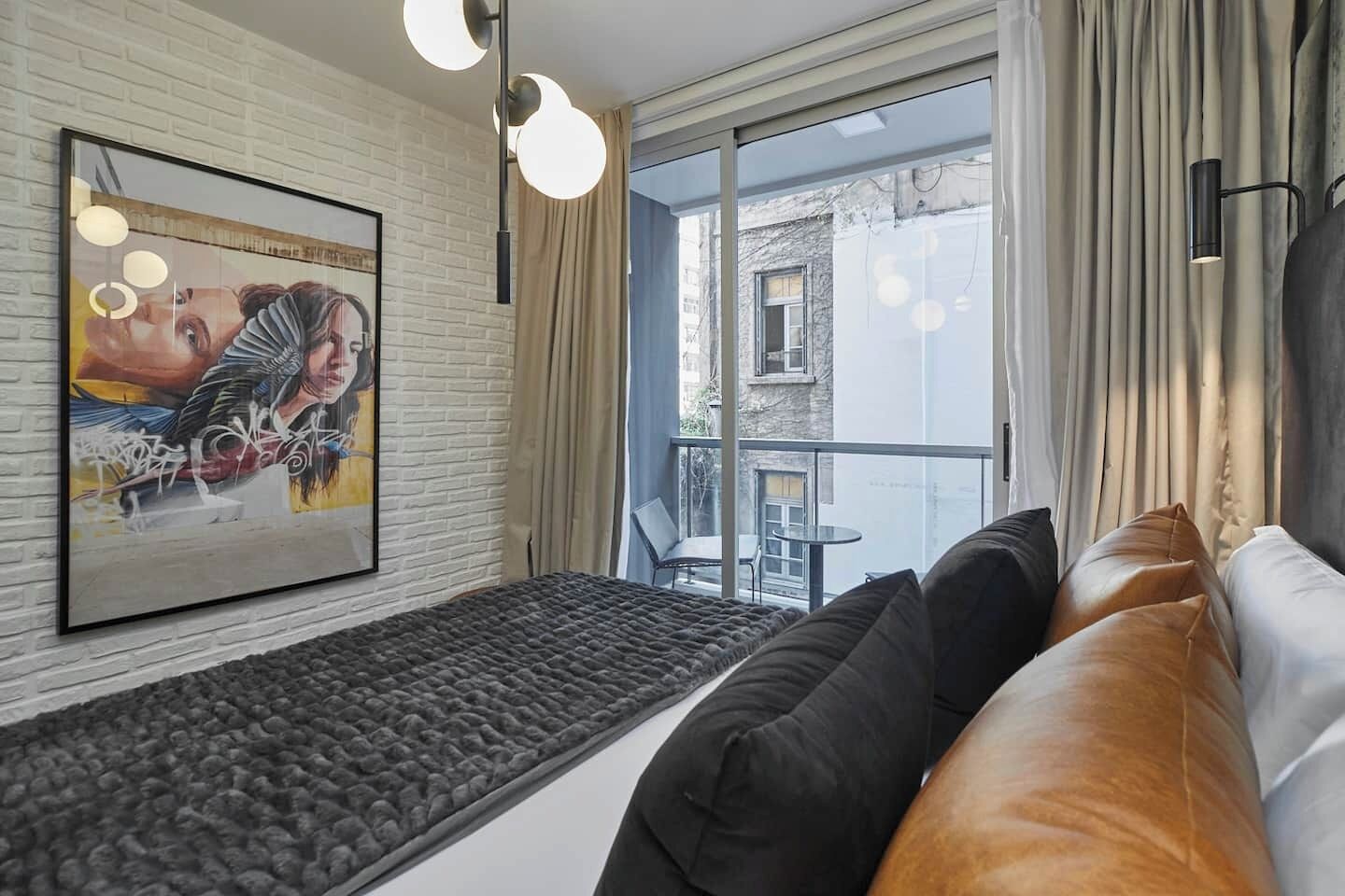 Een bureau, een strijkplank/strijkijzer, gratis wifi, beddengoed