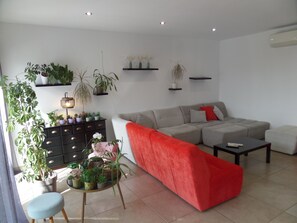 Smart-TV, Kamin, Tischtennisplatte