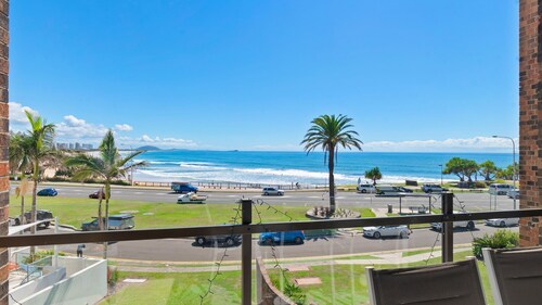 Beachfront 2 bedroom apartment, air conditioning + balcony