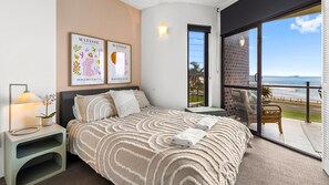 2 bedrooms, Internet, bed sheets - Beachfront 2 bedroom apartment, air conditioning + balcony (Alexandra Headland)