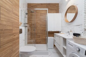 Dusche, kostenlose Toilettenartikel, Haartrockner, Handtücher