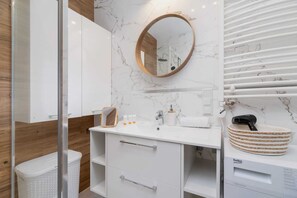 Douche, articles de toilette gratuits, sèche-cheveux