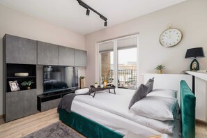 Iron/ironing board, travel crib, WiFi, bed sheets