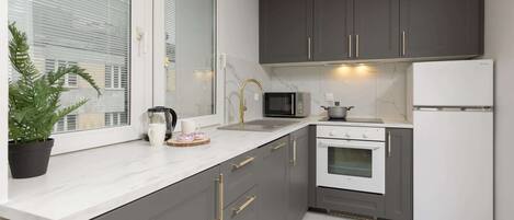 Fridge, microwave, oven, stovetop