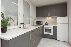Fridge, microwave, oven, stovetop - Kilińskiego 3 | Atmospheric Apartment | Desk (Warszawa)