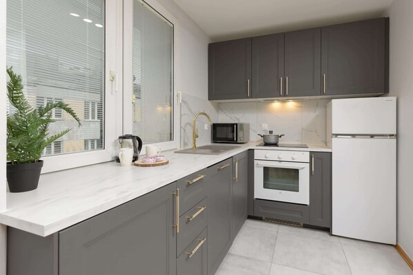 Fridge, microwave, oven, stovetop