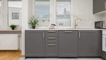 冷蔵庫、電子レンジ、オーブン、コンロ