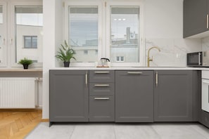 Fridge, microwave, oven, stovetop - Kilińskiego 3 | Atmospheric Apartment | Desk (Warszawa)