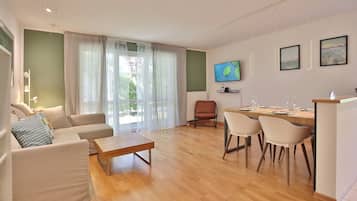 Fernseher, DVD-Player, Stereoanlage